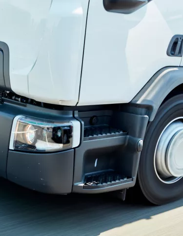 Low steps on a Renault Trucks D wide